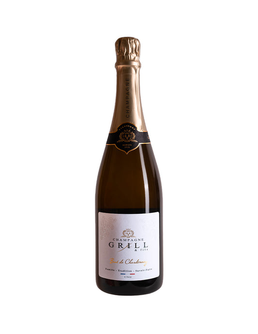 Fles Champagne Grill Brut de Chardonnay Blanc de Blancs – 100% Chardonnay uit Sacy, Montagne de Reims; bleek goudgeel met fijne mousse en aroma's van citroensap en witte bloemen.

